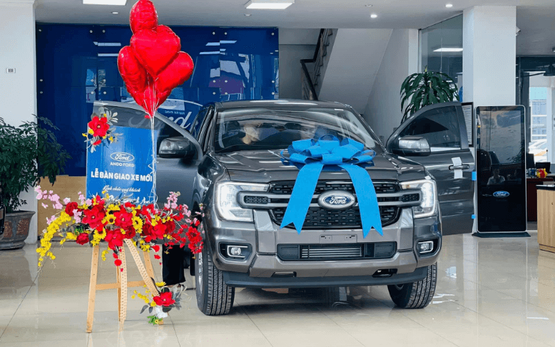 Anh Hùng nhận xe Ranger XLS Xám