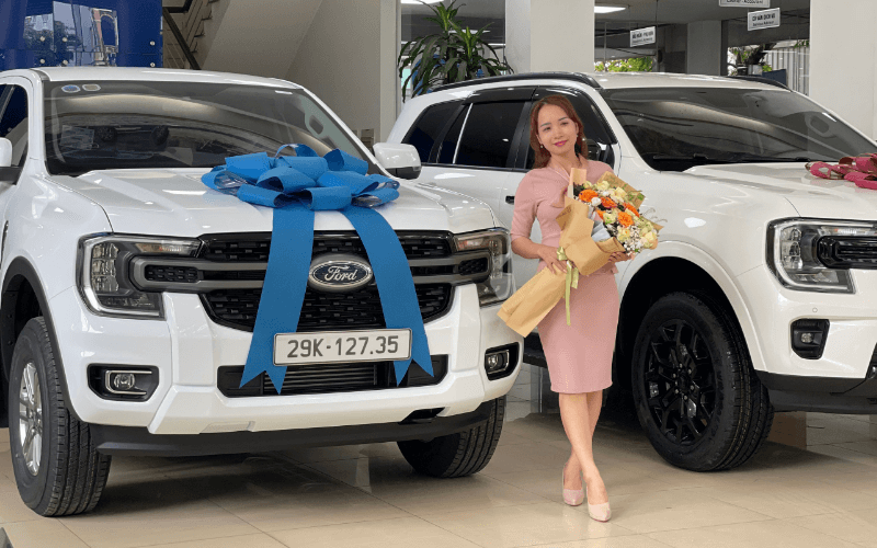 Chị Hòa nhận xe XLS trắng